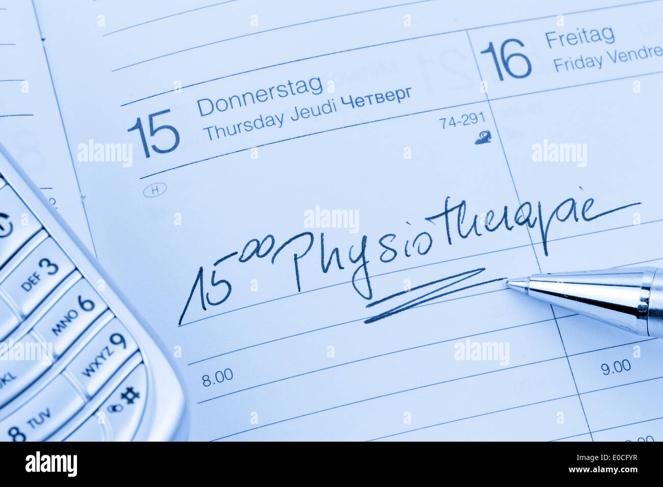 Un appuntamento viene messo giù in un calendario: FISIOTERAPIA, Ein Termin ist in einem Kalender eingetragen: Physiotherapie Foto Stock