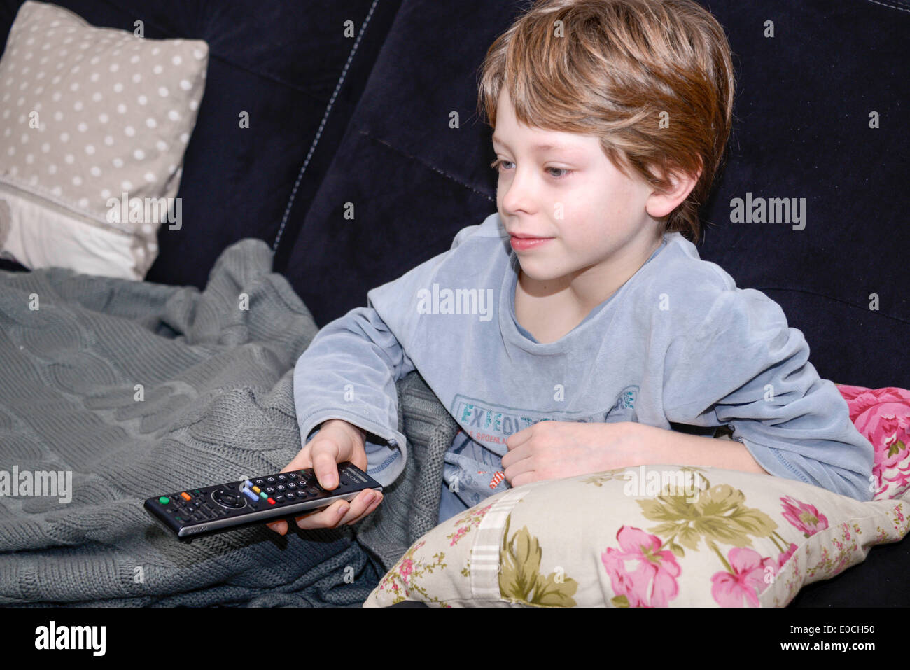 Bambino di guardare la televisione Foto Stock