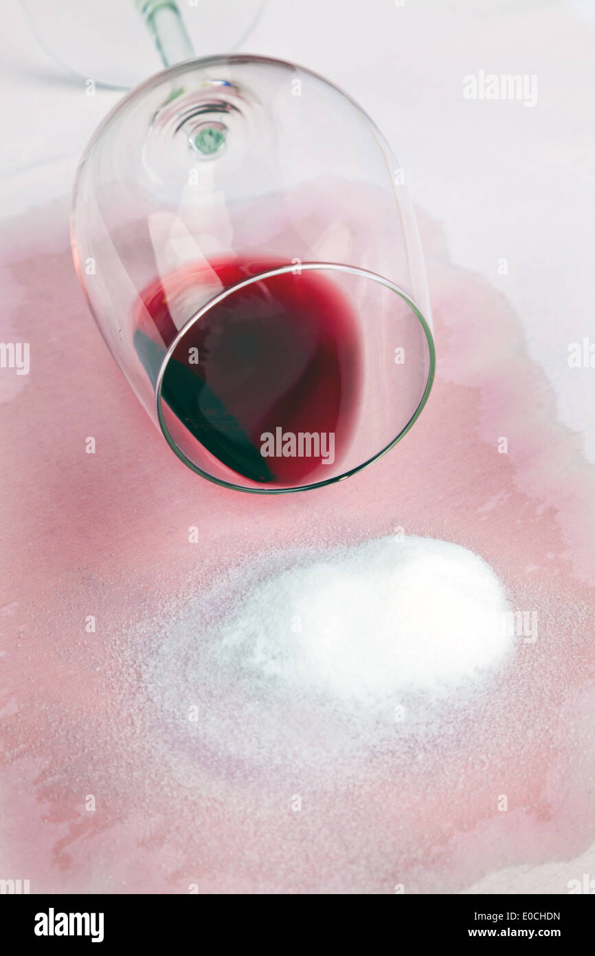 Con un bicchiere di vino rosso caso danni Foto Stock