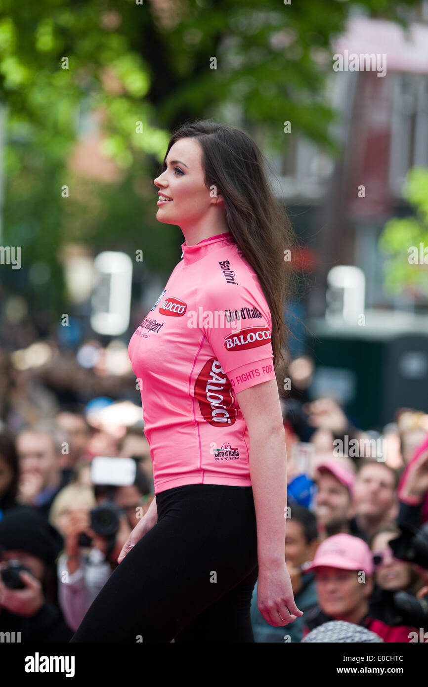 Belfast, Irlanda del Nord, Regno Unito. 8 maggio 2014. Un modello mostra off la Maglia Rosa Jersey )al Giro d'Italia Presentazione della squadra a Belfast Credit: Bonzo Alamy/Live News Foto Stock