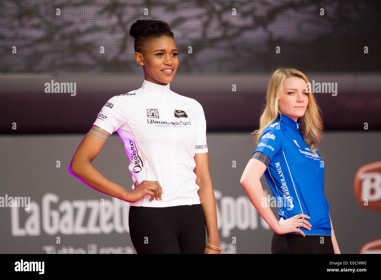 Belfast, Irlanda del Nord, Regno Unito. 8 maggio 2014. Un modello che indossa la maglia Bianca Jersey), miglior giovane pilota e la maglia azzurra (maglia blu) re delle montagne al Giro d'Italia Presentazione della squadra a Belfast Credit: Bonzo Alamy/Live News Foto Stock