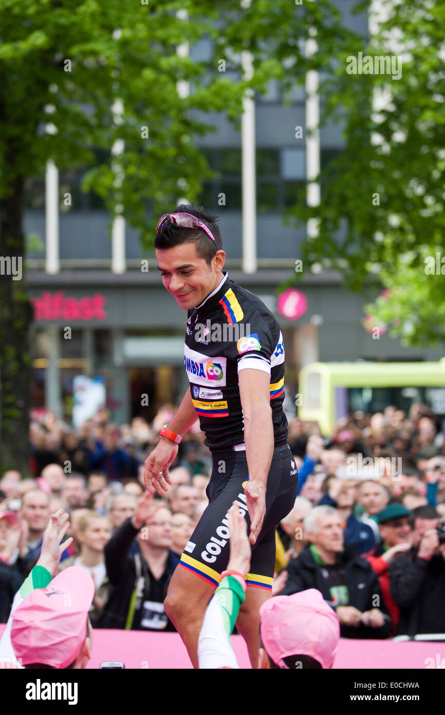 Belfast, Irlanda del Nord, Regno Unito. 8 maggio 2014. Un cavaliere dalla Colombia Team battendo le mani con il pubblico al Giro d'Italia Presentazione della squadra a Belfast Credit: Bonzo Alamy/Live News Foto Stock