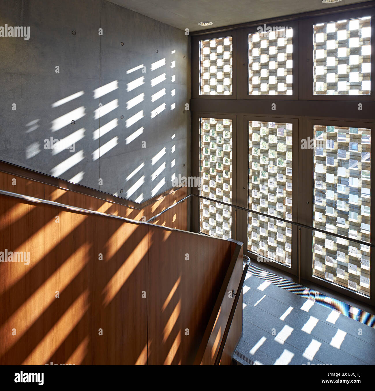 JW3, Londra, Regno Unito. Architetto: Lifschutz Davidson Sandilands, 2014. Esterne mattone schermo luce filtrante in stairwel Foto Stock JW3, Londra, Regno Unito. Architetto: Lifschutz Davidson Sandilands, 2014. Esterne mattone schermo luce filtrante in stairwel Foto Stock