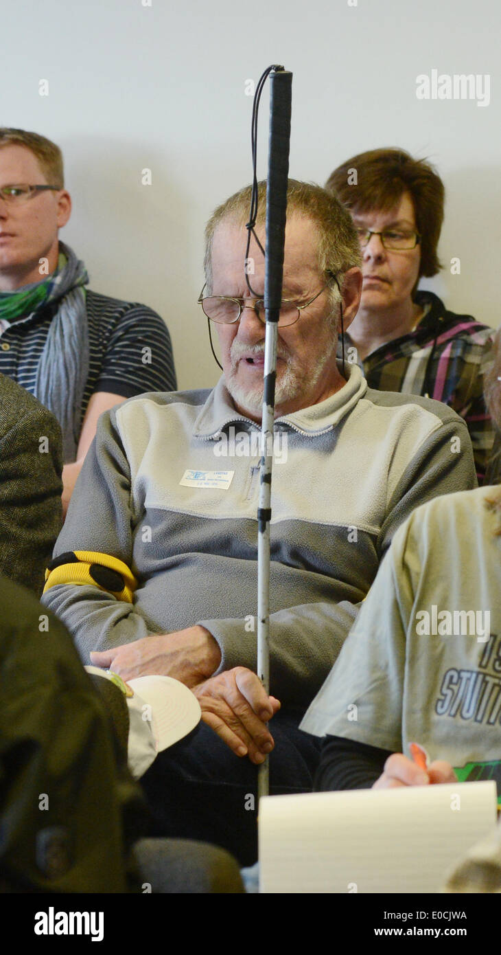 Stuttgart, Germania. 09 Maggio, 2014. Stuttgart 21 avversario Dietrich Wagner, che ha perso i suoi occhi durante le operazioni di polizia, partecipa alla riunione pubblica della commissione di inchiesta in operazioni di polizia in Schlossgarten contro Stuttgart 21 avversari di Stoccarda, Germania, 09 maggio 2014. La seconda investation comitato si sono riuniti per la prima volta in una sessione pubblica su 'nero Giovedi." Foto: FRANZISKA KRAUFMANN/dpa/Alamy Live News Foto Stock