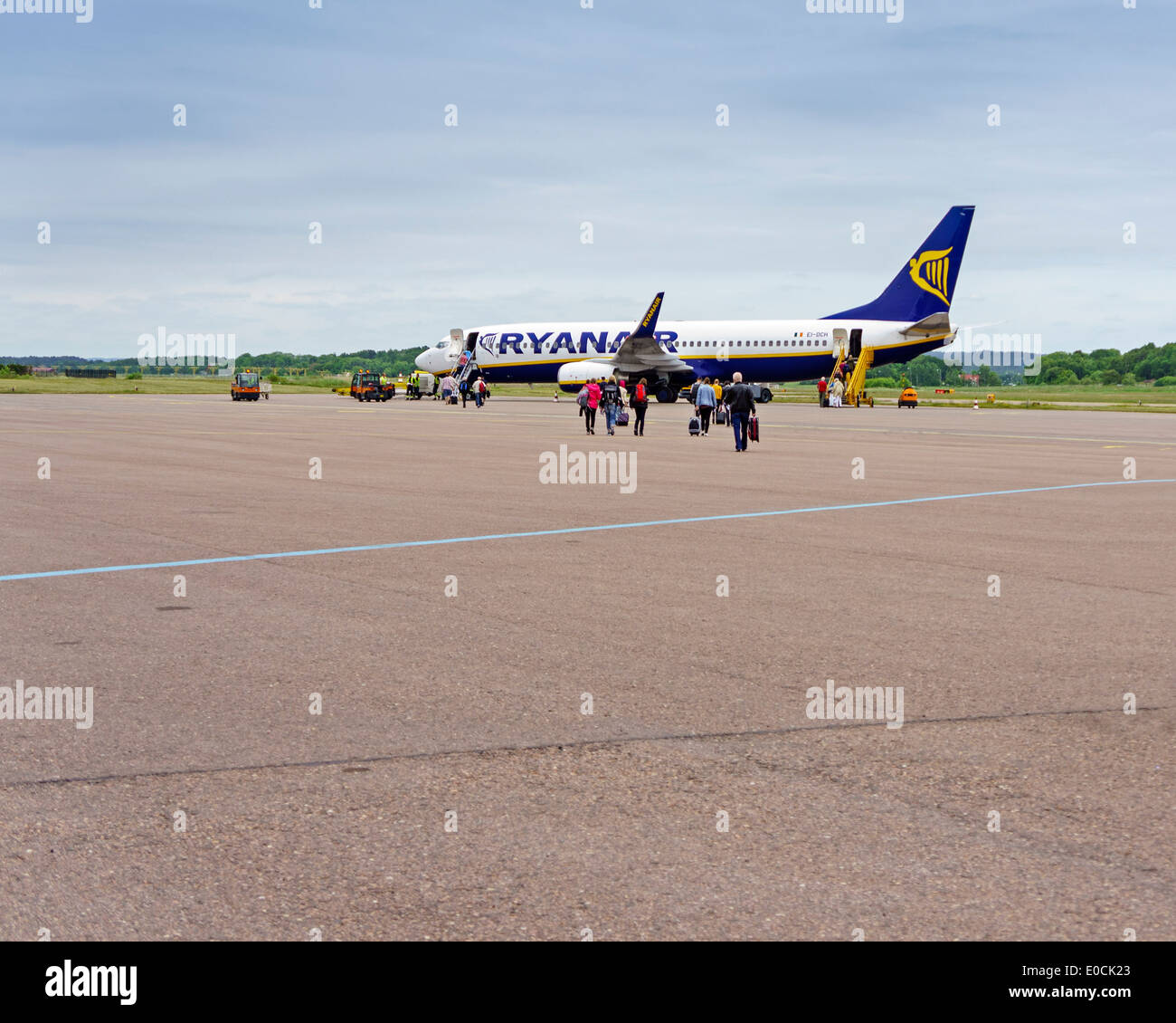 I passeggeri di salire a bordo della Ryanair compagnia aerea a basso costo Boeing 737 parcheggiato su asfalto a Göteborg City Airport, Göteborg, Svezia modello di rilascio: No. Proprietà di rilascio: No. Foto Stock