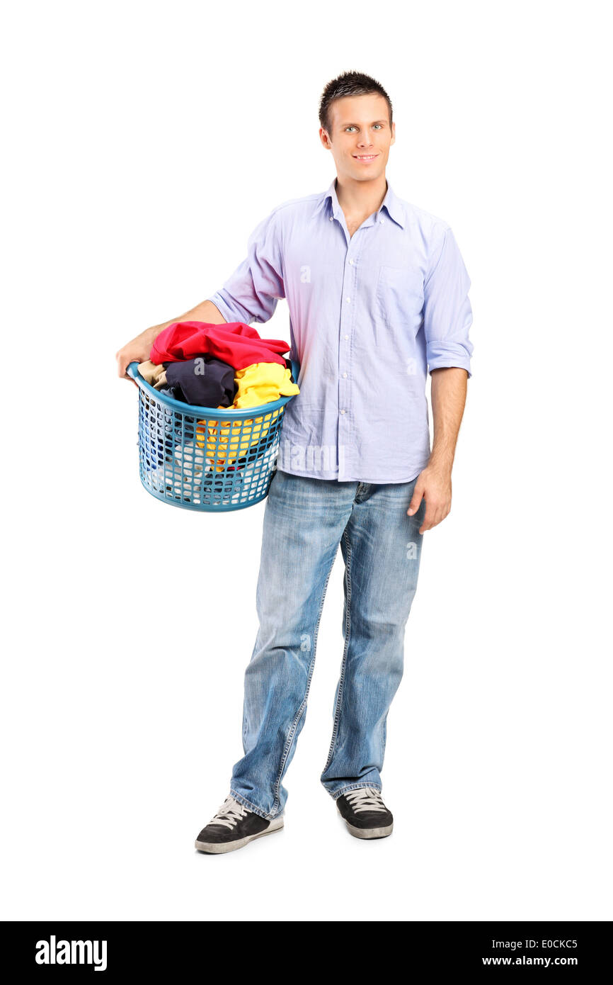 A piena lunghezza Ritratto di un uomo con una cesta piena di vestiti Foto Stock