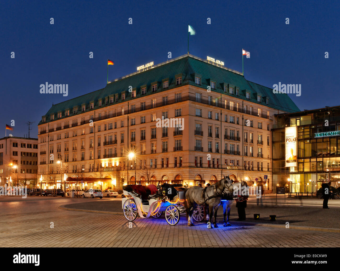 Carro trainato da cavalli di fronte Adlon Hotel di notte, piazza parigina, Unter den Linden, nel quartiere Mitte di Berlino, Germania, Europa Foto Stock