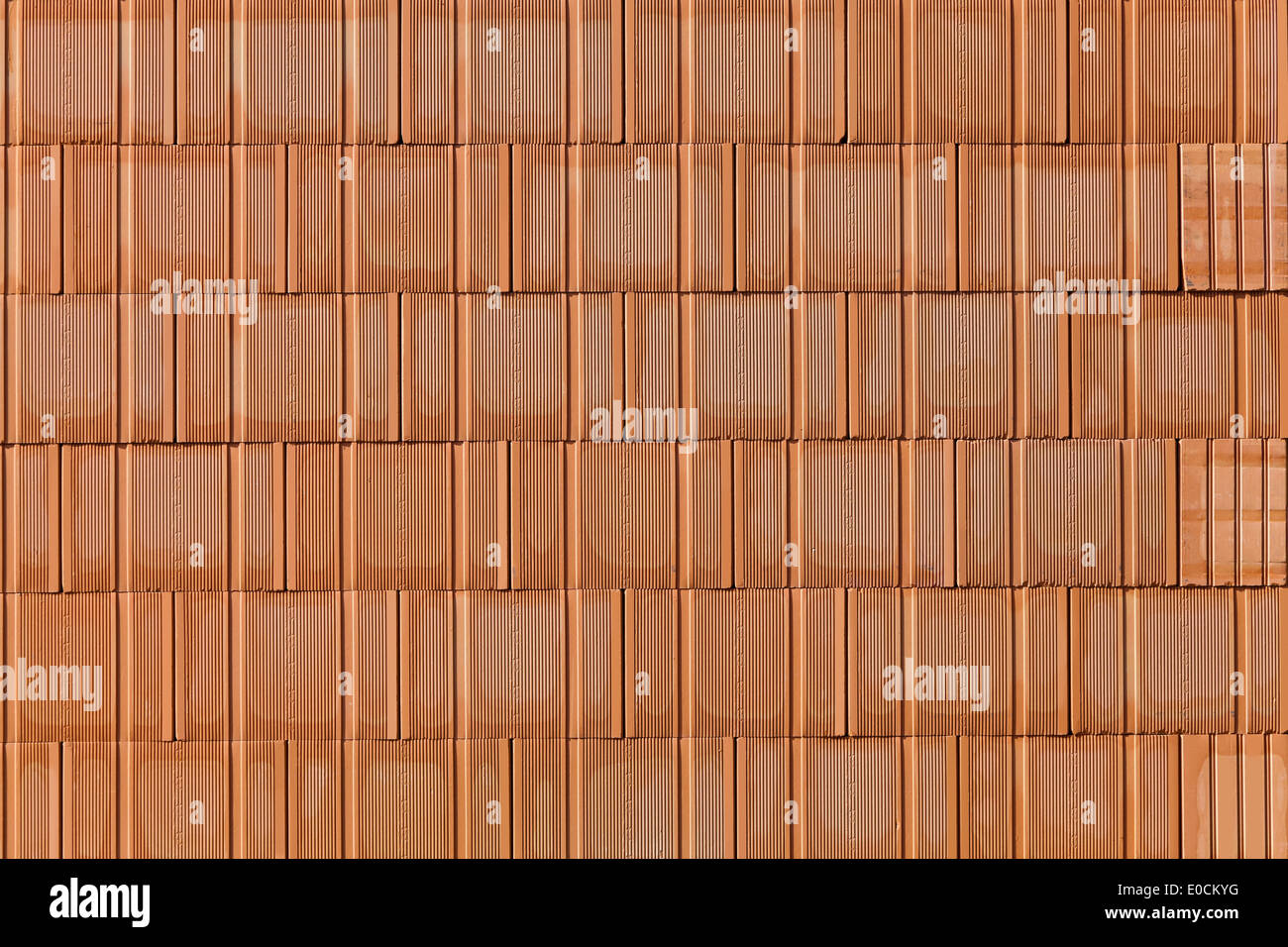 Un nuovo muro di mattoni con un guscio in diretta su un sito di costruzione Foto Stock