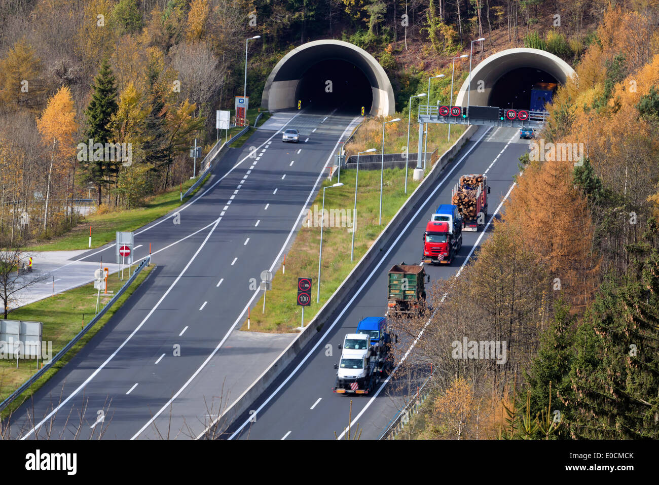 In autostrada in Austria tunnel, Auf der Tauern Autobahn in Österreich gibt es viele gallerie Foto Stock