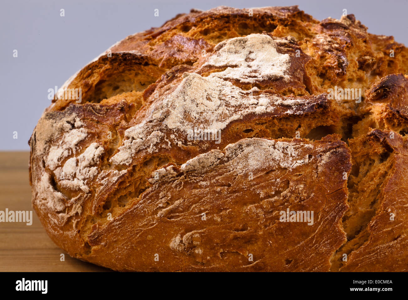 Una pagnotta di pane. Cibo sano da dolci e pasticcini, Ein Laib Brot. Gesunde Ernaehrung durch frische Backwaren. Foto Stock