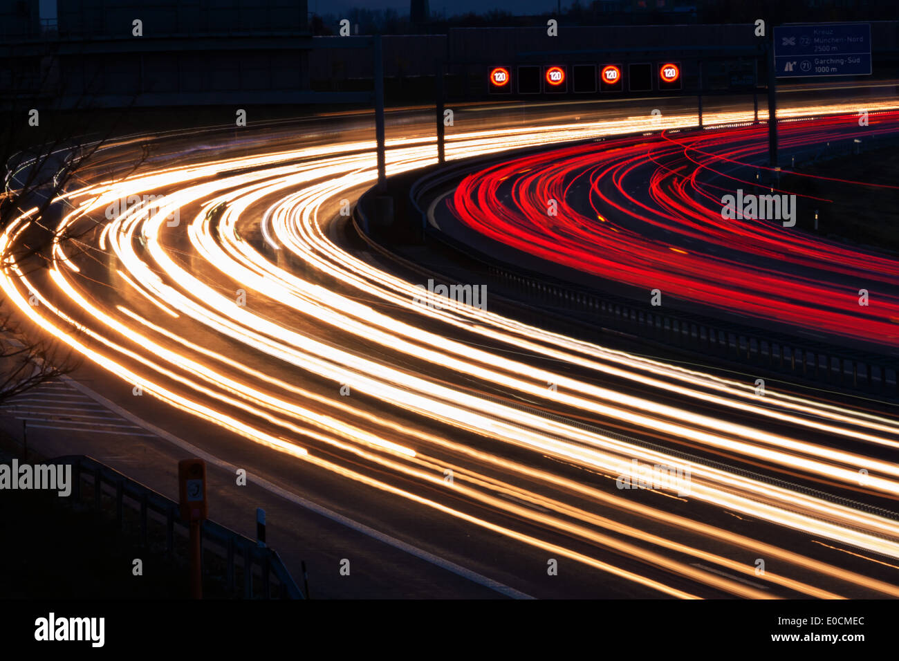Molte vetture andare di notte su una autostrada e generare le tracce di luce Foto Stock