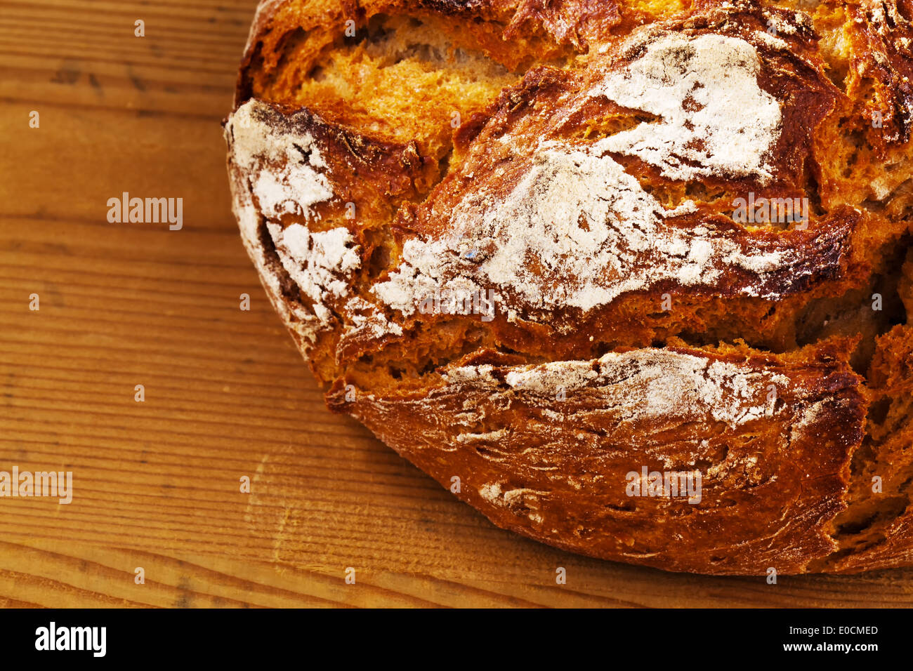 Una pagnotta di pane. Cibo sano da dolci e pasticcini, Ein Laib Brot. Gesunde Ernaehrung durch frische Backwaren. Foto Stock
