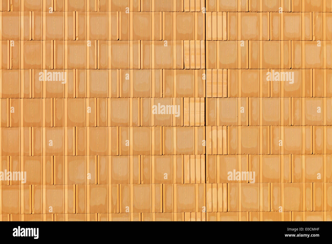 Un nuovo muro di mattoni con un guscio in diretta su un sito di costruzione Foto Stock