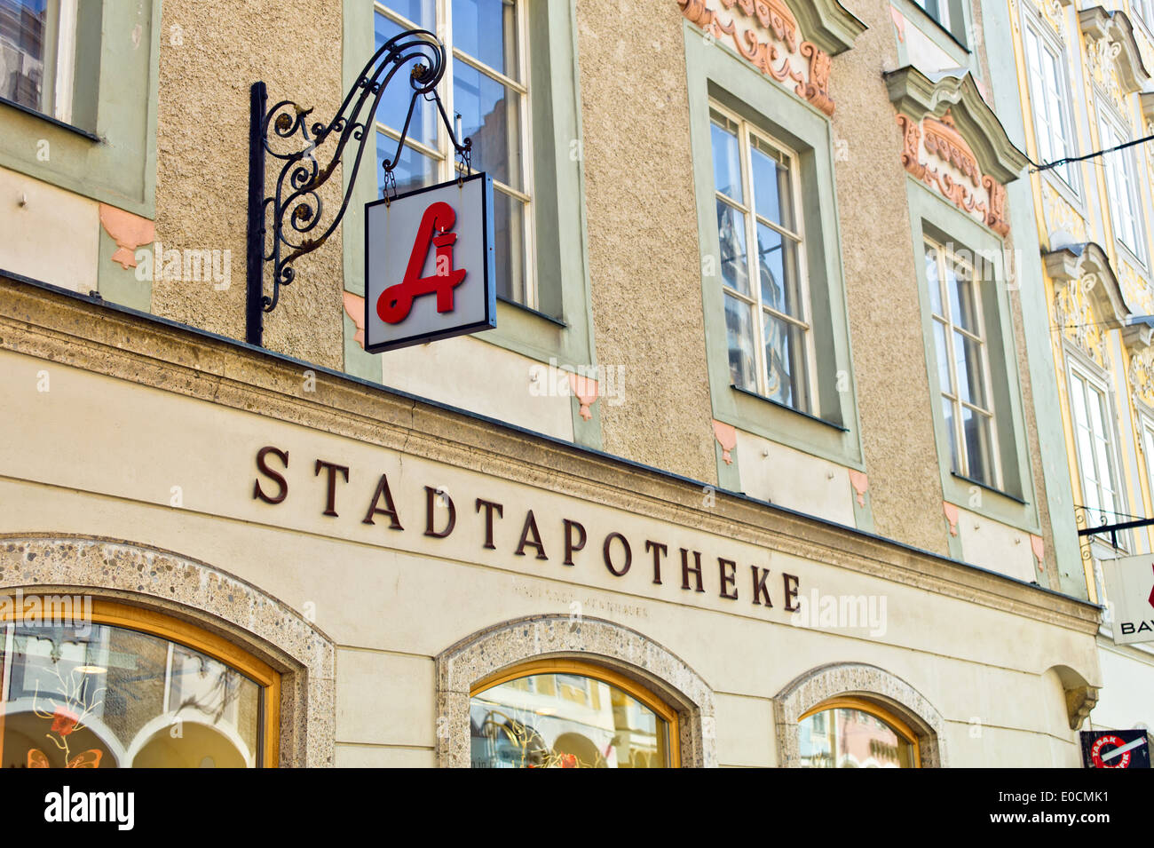 Segno di una farmacia in ? Sterreich, Schild einer Apotheke a ÷sterreich Foto Stock