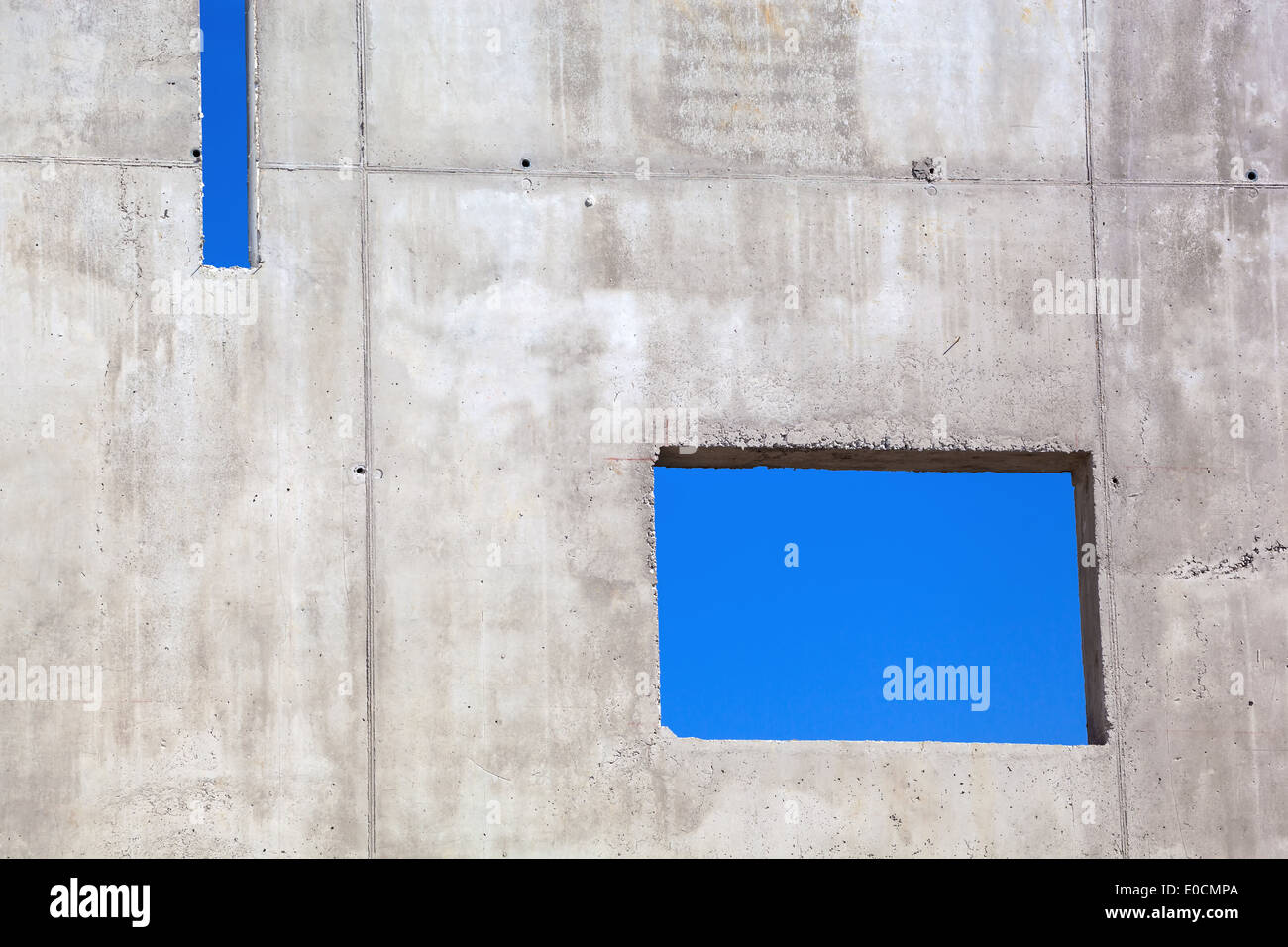 Su un sito di costruzione di un nuovo muro di cemento è stato stabilito, auf einer Baustelle wurde eine neue Betonmauer errichtet Foto Stock