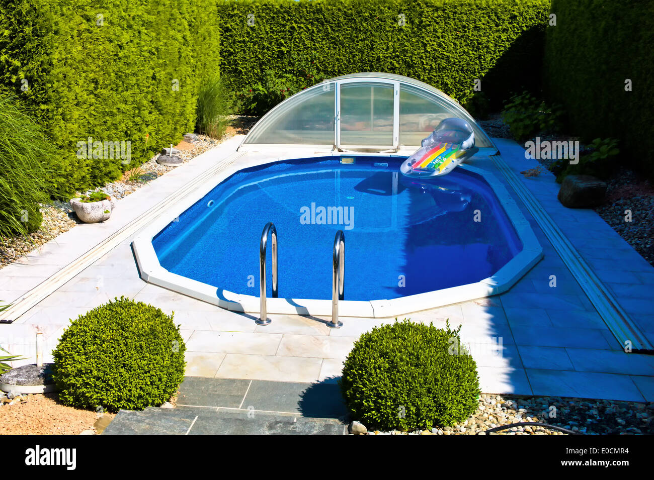 La piscina di una casa unifamiliare invita a Baden, das Schwimmbad eines Einfamilienhauses laedt zum Baden ein Foto Stock