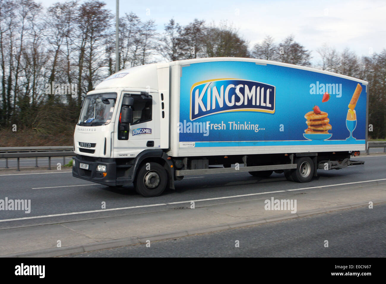 Un Kingsmill carrello che viaggia lungo la A12 trunk road in Essex, Inghilterra Foto Stock