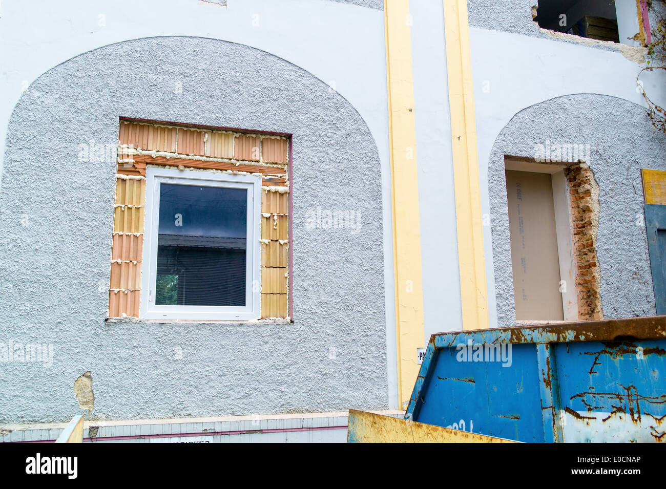 In una vecchia casa di nuove finestre sono murati. Lavori di ristrutturazione e restauro di vecchi edifici, in einem alten Haus werden neue Fenster ein Foto Stock