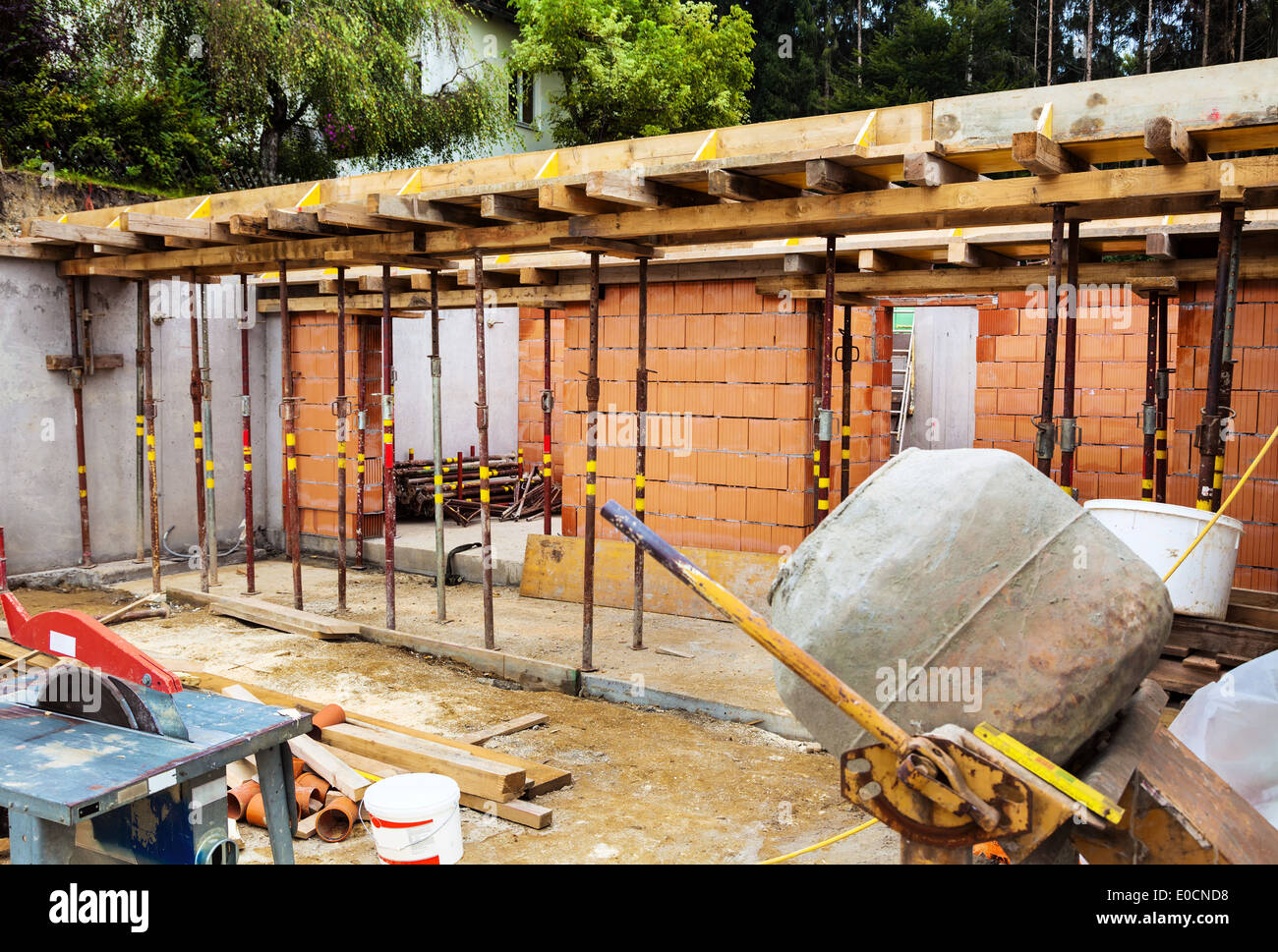 La cantina di una casa unifamiliare. Guscio in costruzione massiccia Foto Stock