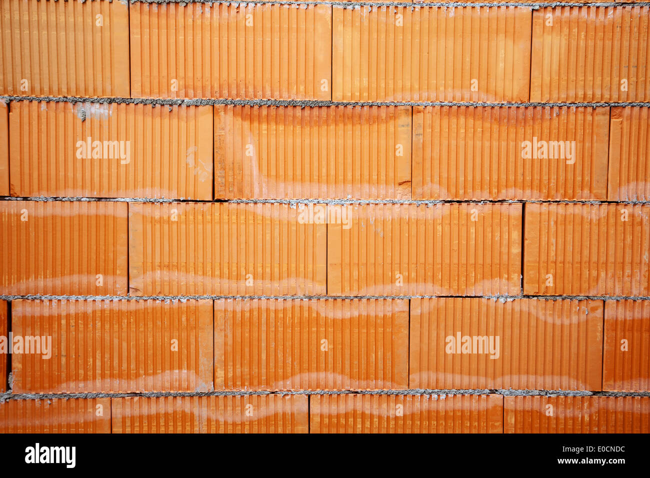 Muro di mattoni di una shell. Mattoni come un sottofondo Ziegelmauer eines Rohbaus. Backsteine als Hintergrund. Foto Stock