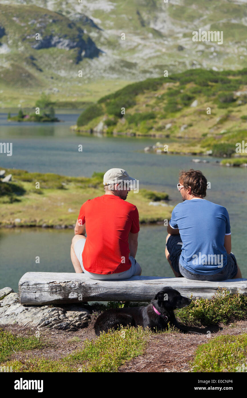 Gli escursionisti a Giglachsee lago, Znachspitze, Schladminger Tauern, Steiermark, Austria Foto Stock