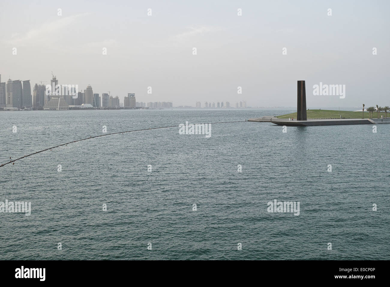 Doha. Il Qatar. Il '7' scultura di Richard Serra affacciato sulla Baia di Doha, visto dal museo di arte islamica. Foto Stock