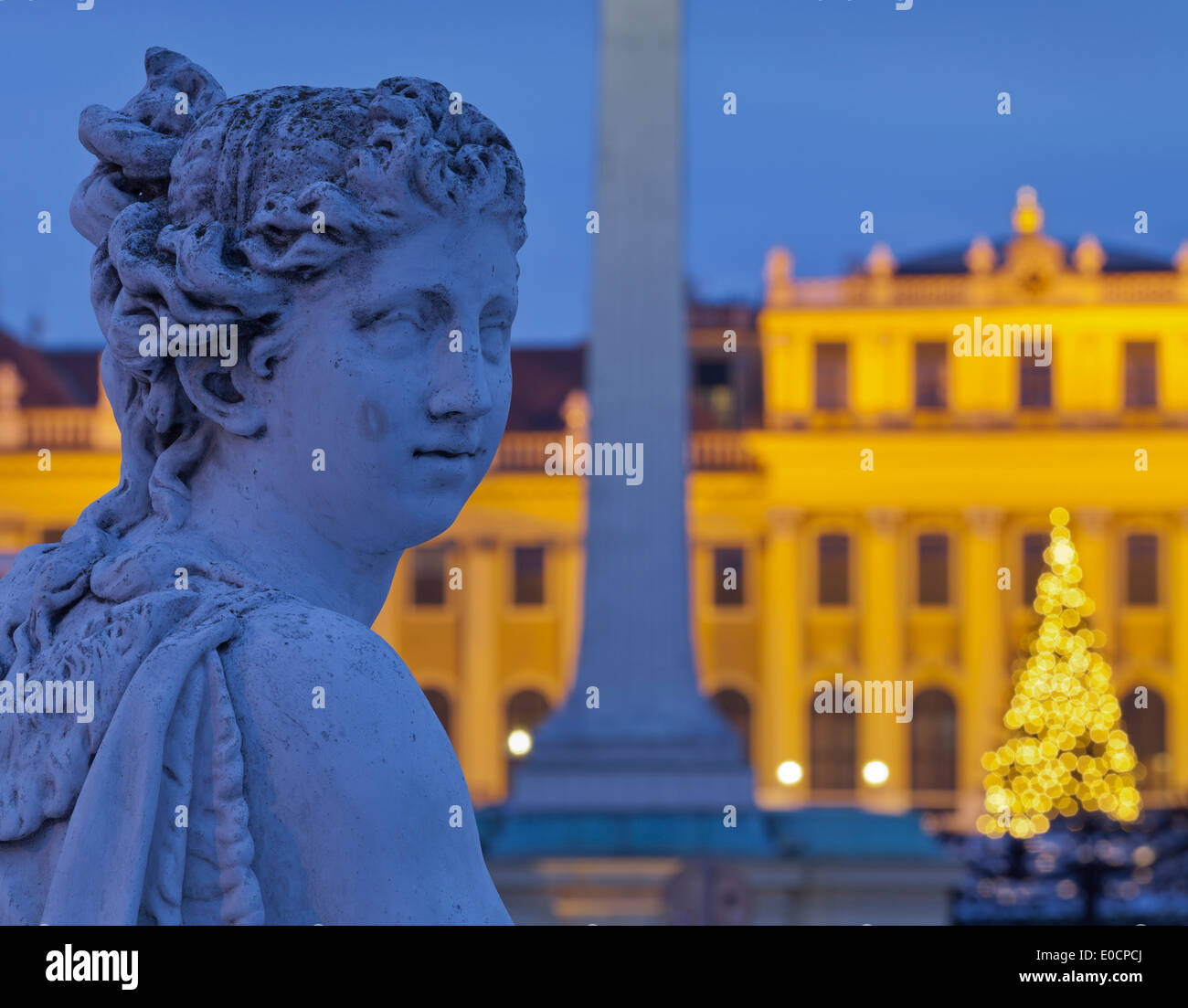 Statua e albero di Natale presso il Castello di Schoenbrunn, 14. Bezirk, Vienna, Austria Foto Stock