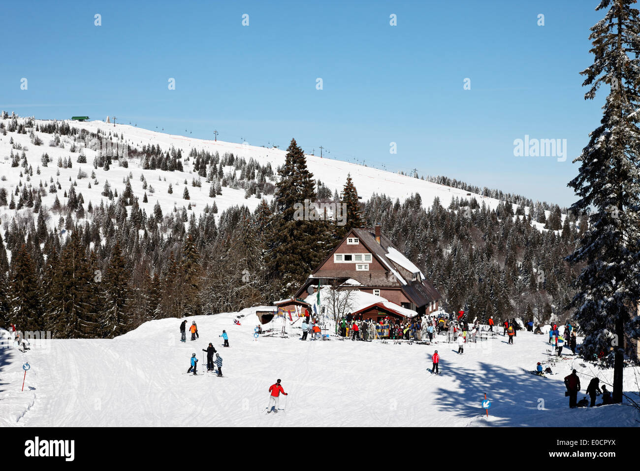 Persone nella parte anteriore del rifugio sciistico Hexenhuesli, Grafenmatt, Feldberg regione sciistica, Foresta Nera Baden Wurttemberg, Germania, Europa Foto Stock