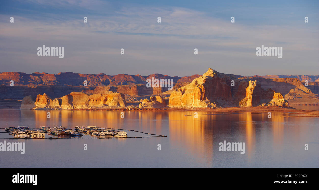 Lake Powell, Wahweap Bay e Wahweap Marina al tramonto, Glen Canyon National Recreation Area, Arizona e Utah, USA, America Foto Stock