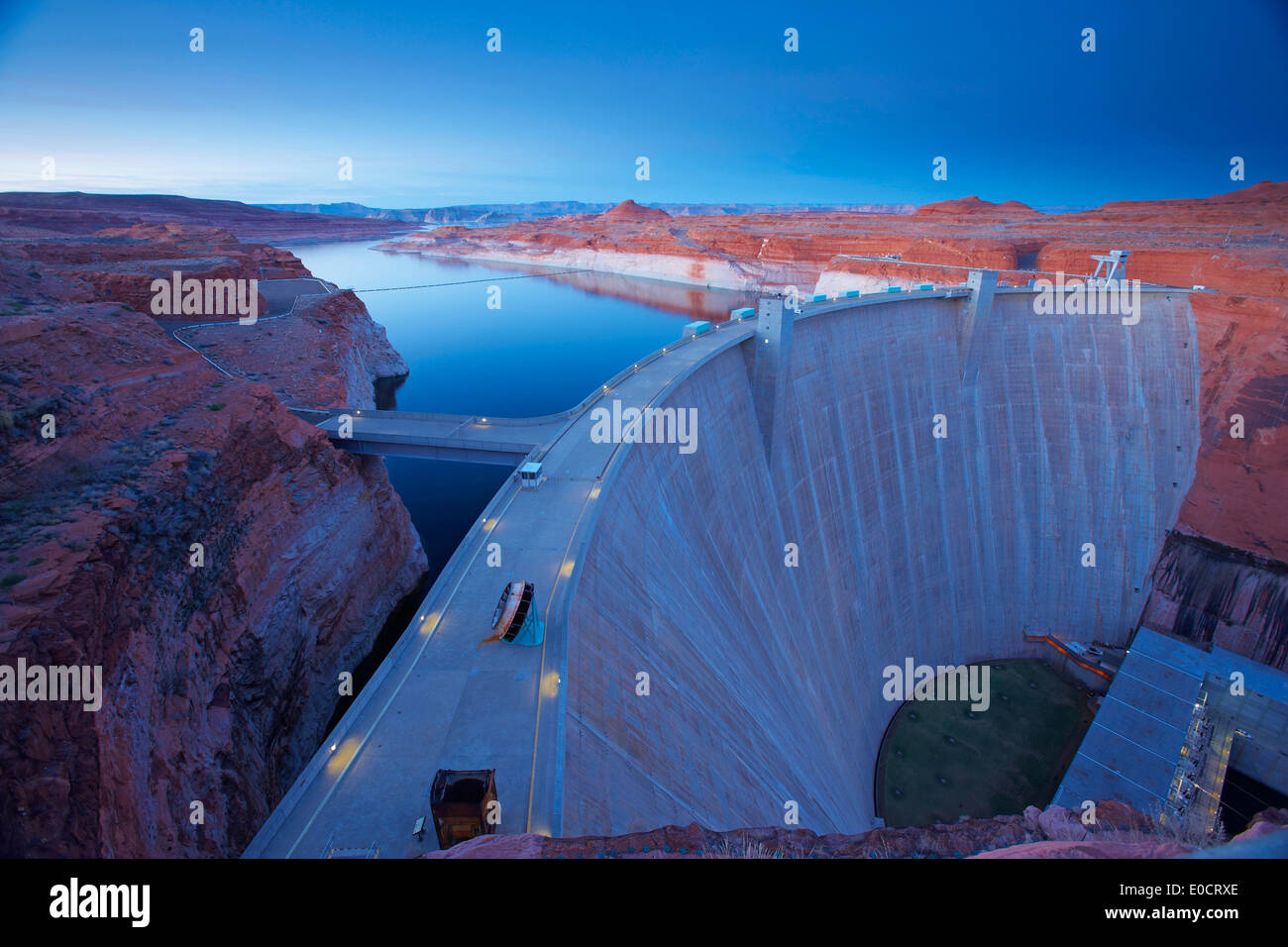 Vista del Glen Canyon Dam in serata, Glen Canyon National Recreation Area, Arizona, Stati Uniti d'America, America Foto Stock