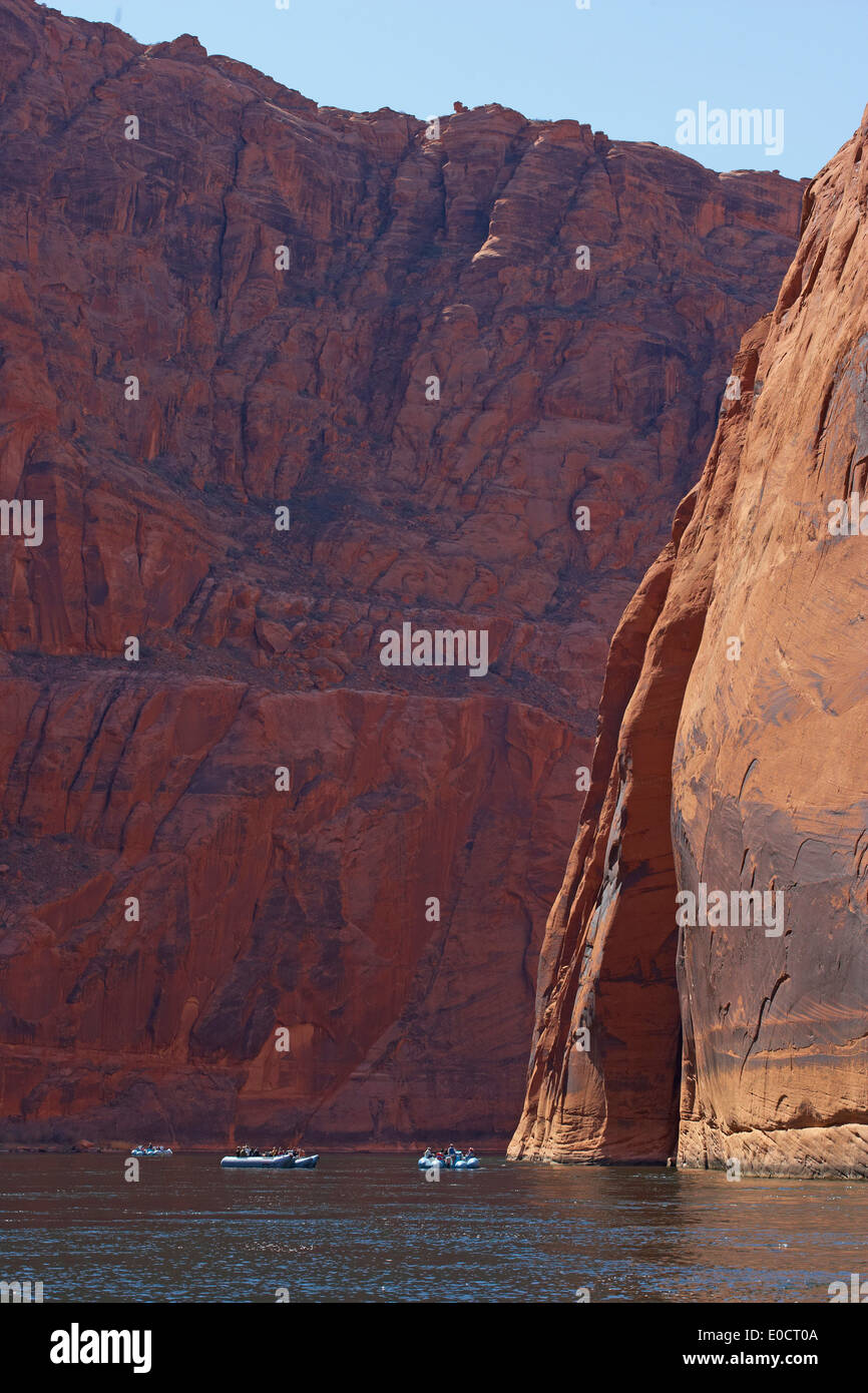 Barche in gomma sul fiume Colorado da Glen Canyon Dam a fecce traghetto, Glen Canyon, Arizona, Stati Uniti d'America, America Foto Stock