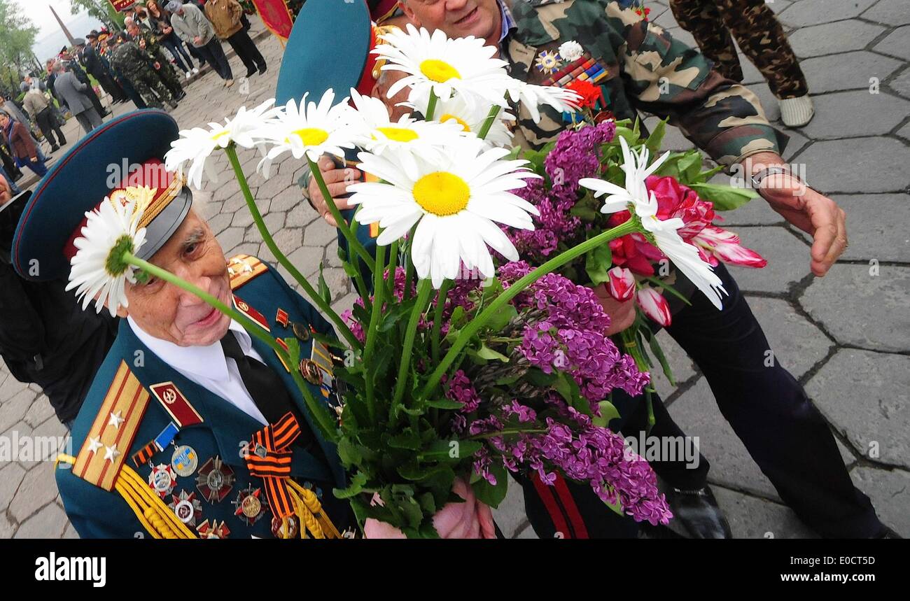 Odessa, Ucraina. 9 maggio 2014. Centinaia di veterani e le loro famiglie si è rivelata Schvchenko Park Odessa a commemorare la giornata. Credito: Gail Orenstein/ZUMAPRESS.com/Alamy Live News Foto Stock