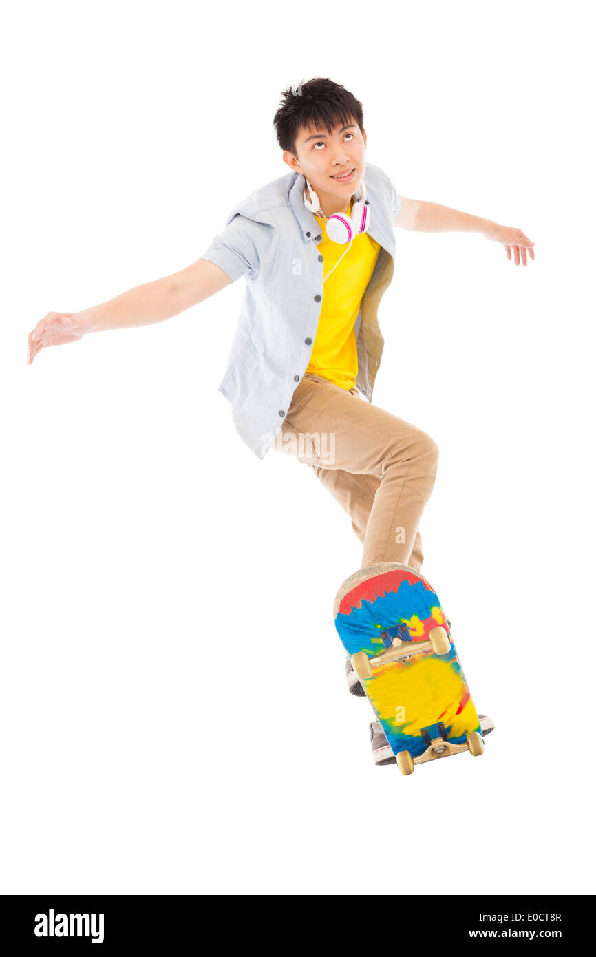 Giovane uomo Skateboard a saltare isolati su sfondo bianco Foto Stock