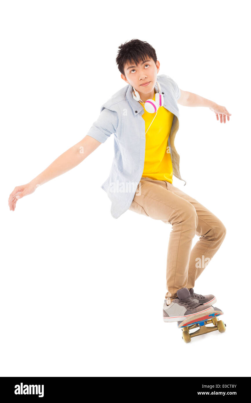 Giovane uomo Skateboard a saltare isolati su sfondo bianco Foto Stock