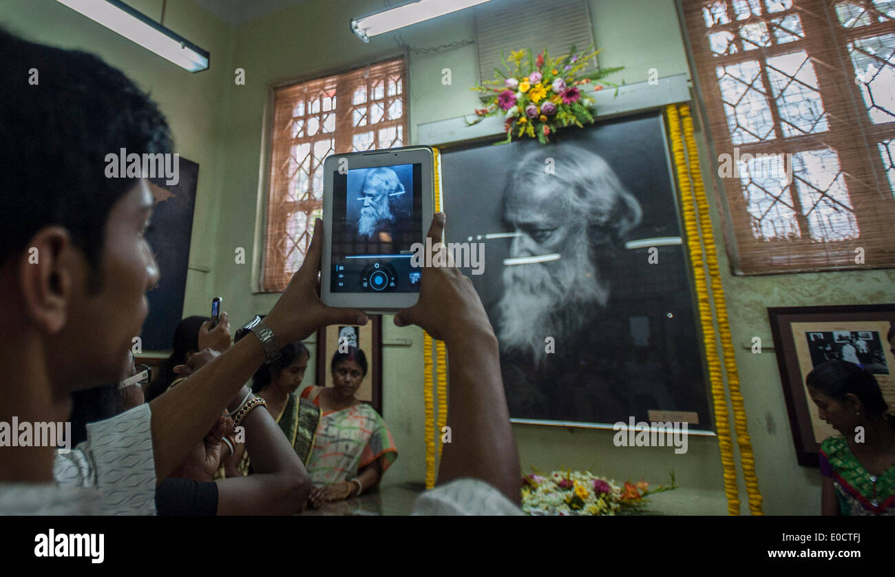 Calcutta. 9 maggio 2014. Un visitatore prende la foto di un ritratto di Rabindranath Tagore nel Premio Nobel's house durante una celebrazione di Tagore anniversario di nascita in Calcutta, est dell India il 9 maggio 2014. © Xinhua foto/Tumpa Mondal/Xinhua/Alamy Live News Foto Stock