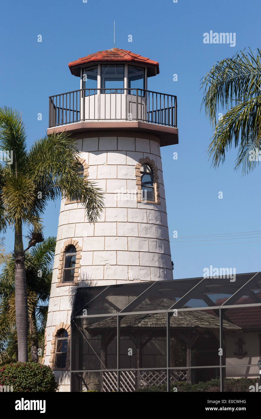 Residenziale di lusso Canal di fronte a casa con torre faro oltre e darsena privata,, Punta Gorda, FL, Stati Uniti d'America Foto Stock