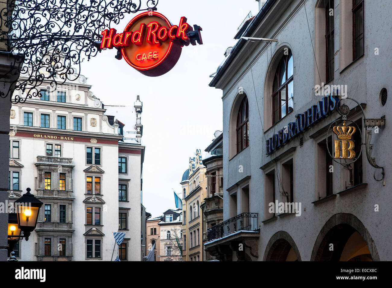 Hard Rock Cafe e il Hofbraeuhaus al Platzl in inverno, Monaco di Baviera, Baviera, Baviera, Germania Foto Stock