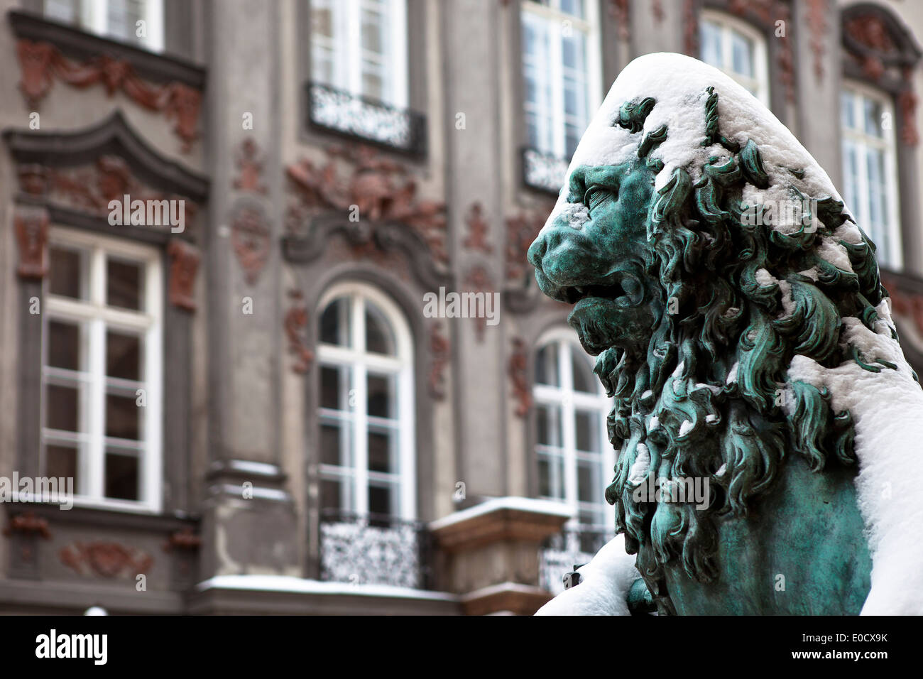 Coperta di neve lion statua in bronzo di fronte Residenz, Feldherrnhalle, Odeonsplatz, Monaco di Baviera, Baviera, Baviera, Germania Foto Stock