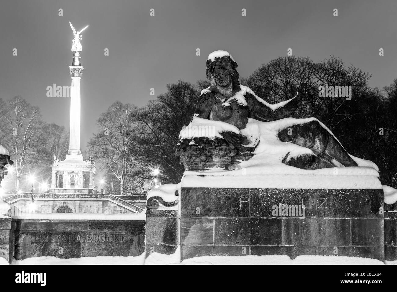 Angelo della pace dietro la statua di Pfalz e Luitpold bridge, durante la notte e il cumulo di neve, Monaco di Baviera, Baviera, Baviera, Germania Foto Stock