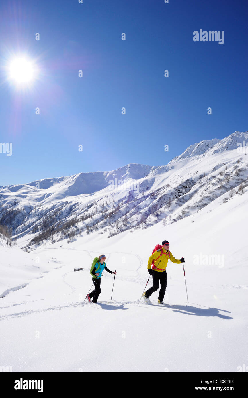 Due fondisti ascendente di mount Kreuzspitze, Tirolo orientale, Tirolo, Austria Foto Stock