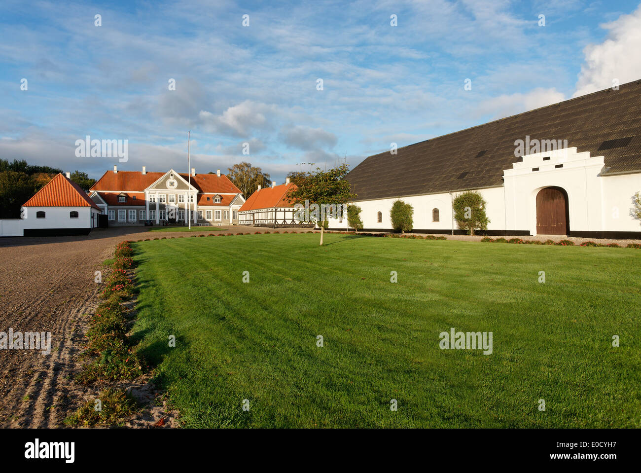 Manor House sotto il cielo velato, umile, Isola di Langeland, Danimarca, Europa Foto Stock