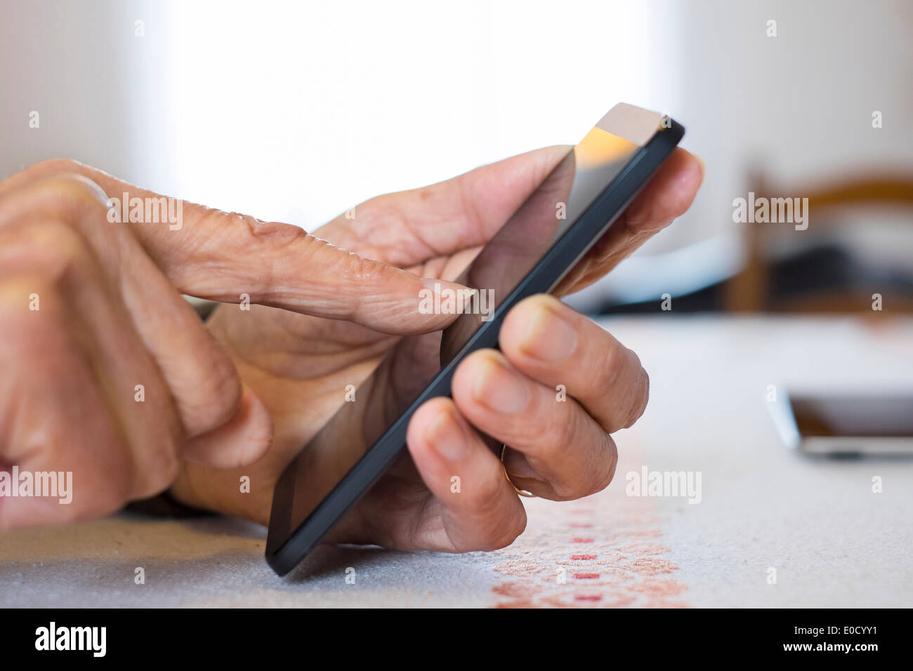 Femmina scrittura matura il telefono cellulare in luoghi chiusi closeup Foto Stock