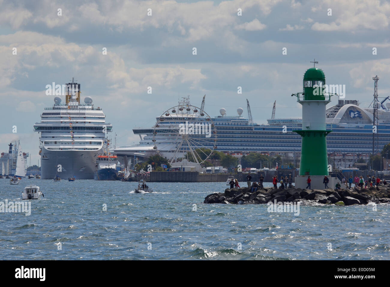 Navi da crociera a Warnemuende, Rostock costa baltica, Meclemburgo-Pomerania, Germania, Europa Foto Stock