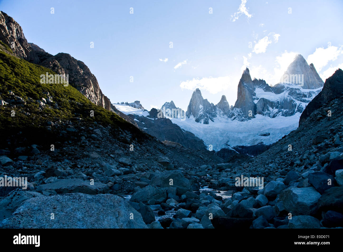 Torrente di montagna vicino a Fitz Roy massiccio, El Chalten, Patagonia, Argentina Foto Stock