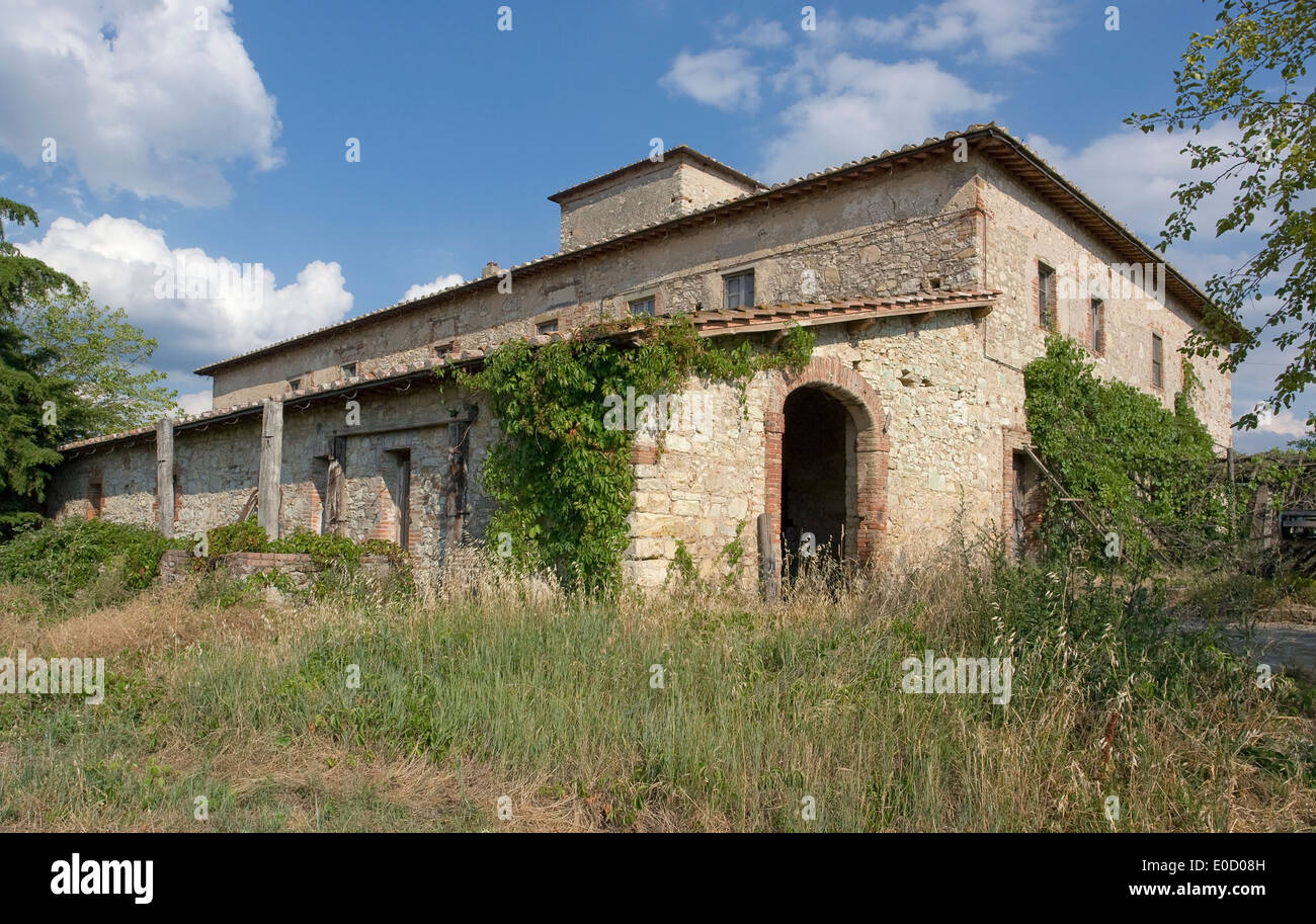 Vecchia cantina nei pressi di un piccolo paese con il nome di San Regolo nella regione del Chianti (Toscana, Italia) Foto Stock