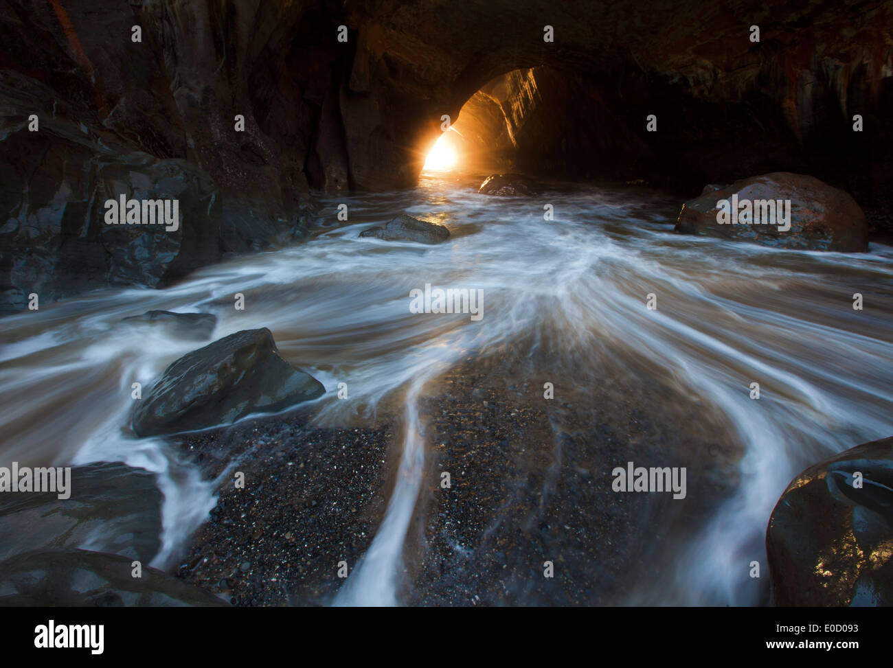 Una lunga esposizione sfoca un onda sfuggente in una grotta, Oregon, Stati Uniti d'America Foto Stock