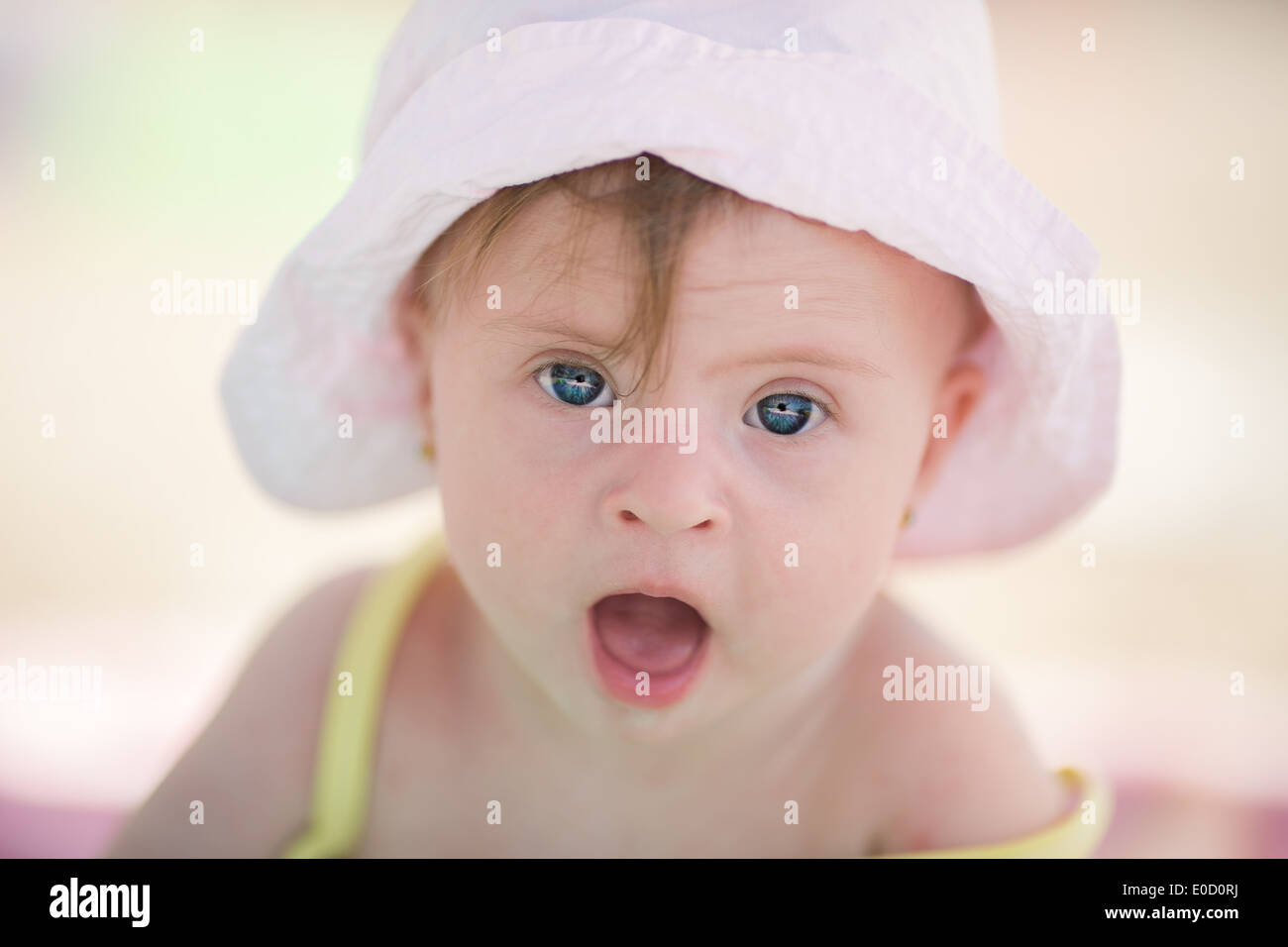 Allegro piccola bambina con la sindrome di Down che giocano nella piscina Foto Stock