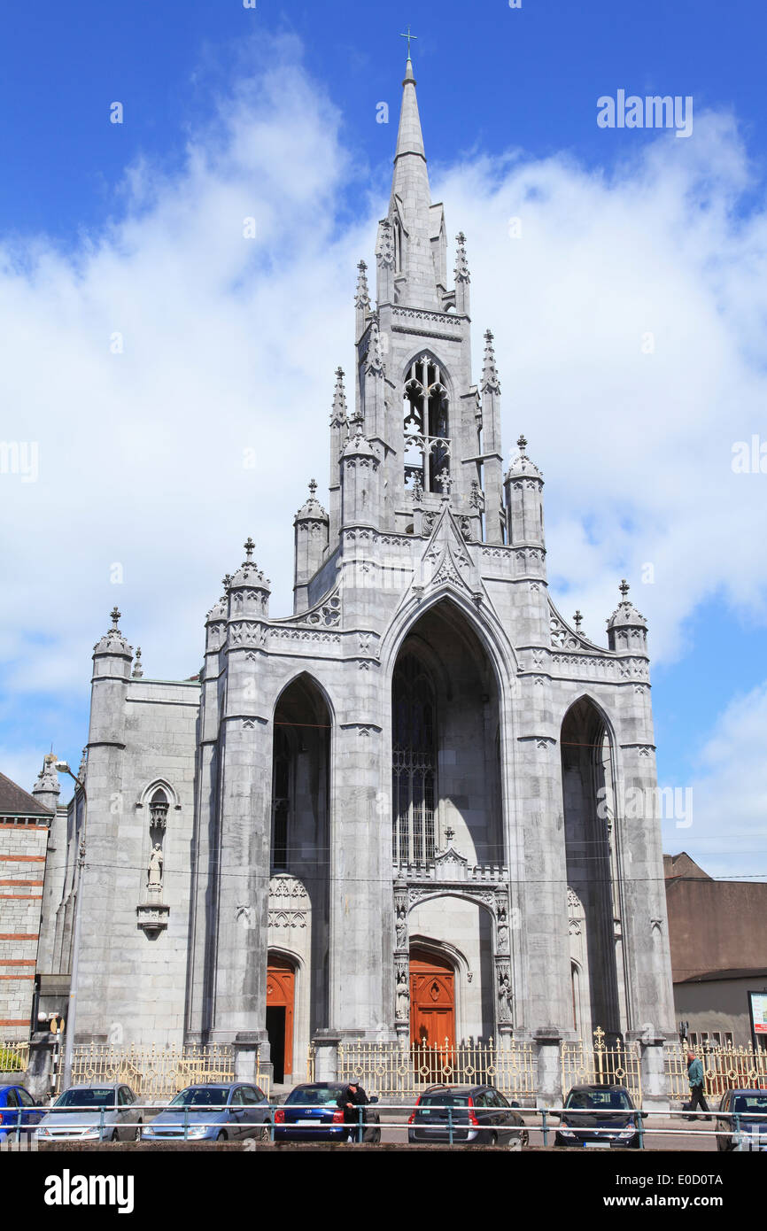 Un vecchio edificio della chiesa lungo il Fiume Lee; Cork City, nella contea di Cork, Irlanda Foto Stock