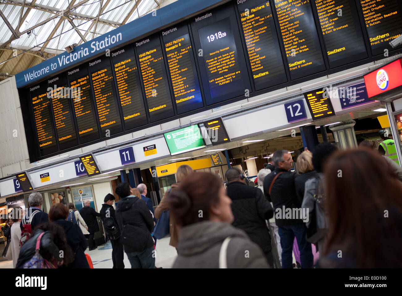 Time-table e scheda di partenza presso la stazione ferroviaria di Victoria Foto Stock