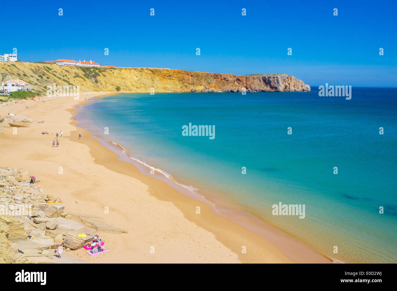 Spiaggia di Mareta con la Pousada de Sagres infante sulle scogliere dietro di esso, Sagres Algarve Portogallo UE Europa Foto Stock